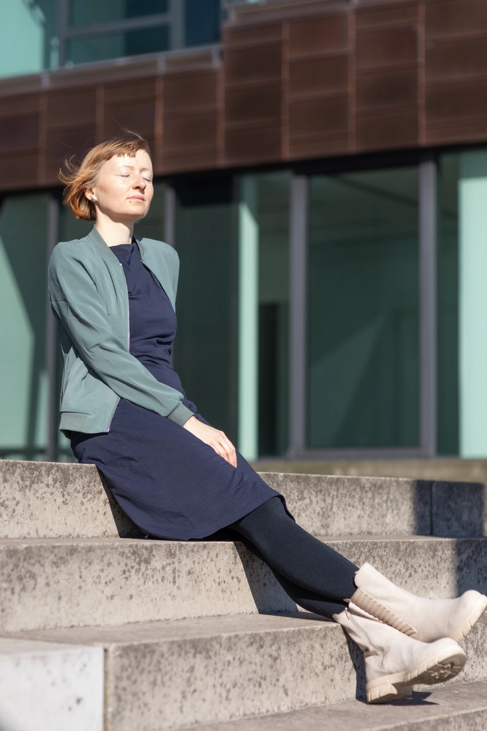 Jana Tolle  - Coaching für Mütter - Eine Frau mit einem kleinen Mädchen auf dem Rücken
