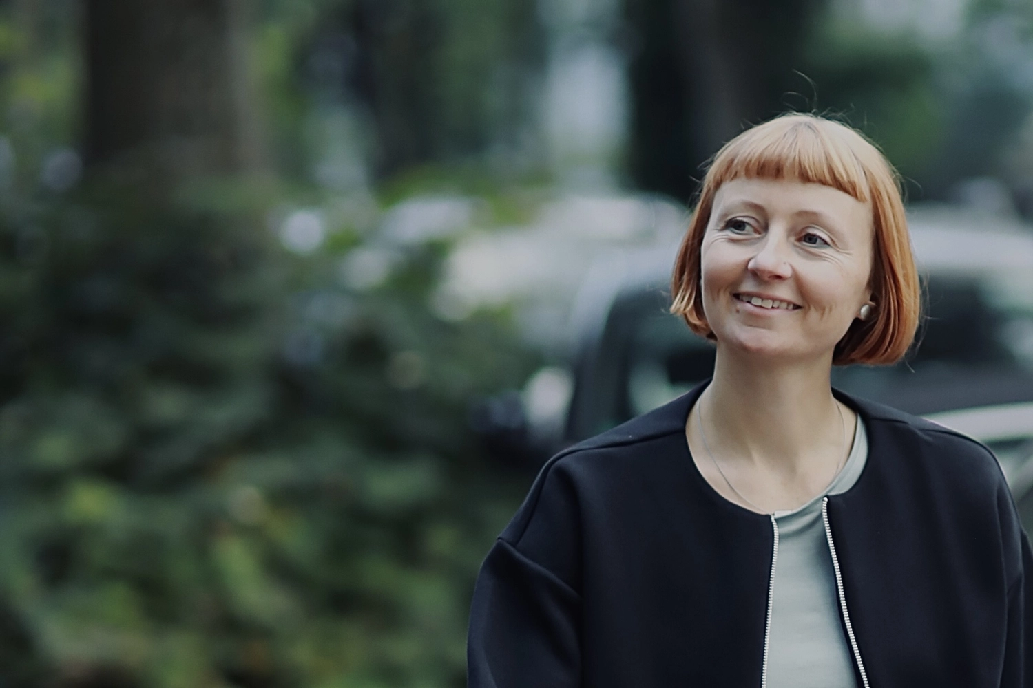 Jana Tolle - Coaching für Mütter - Eine Frau mit einem kleinen Mädchen auf dem Rücken