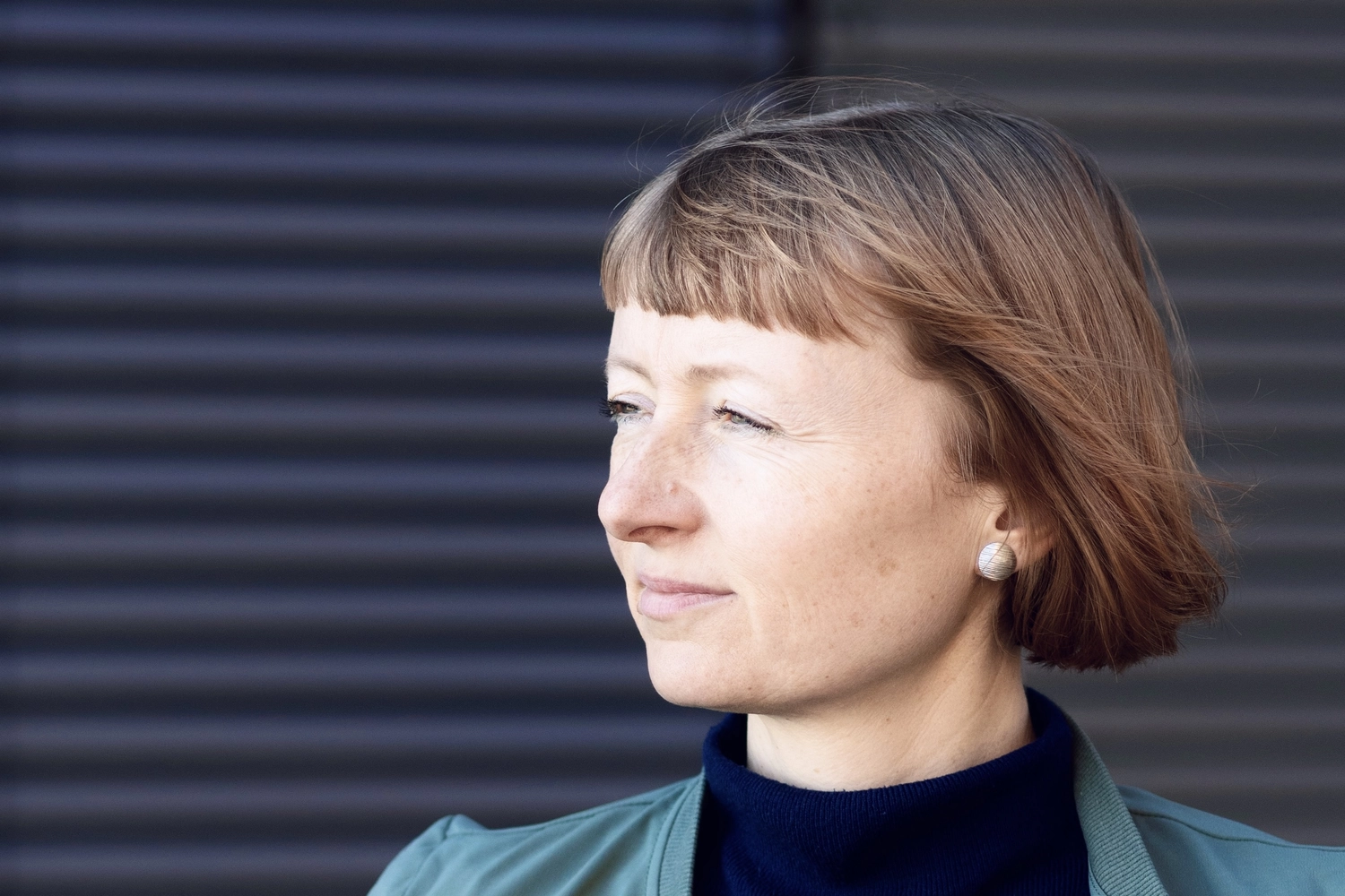 Jana Tolle - Coaching für Mütter - Eine Frau mit einem kleinen Mädchen auf dem Rücken